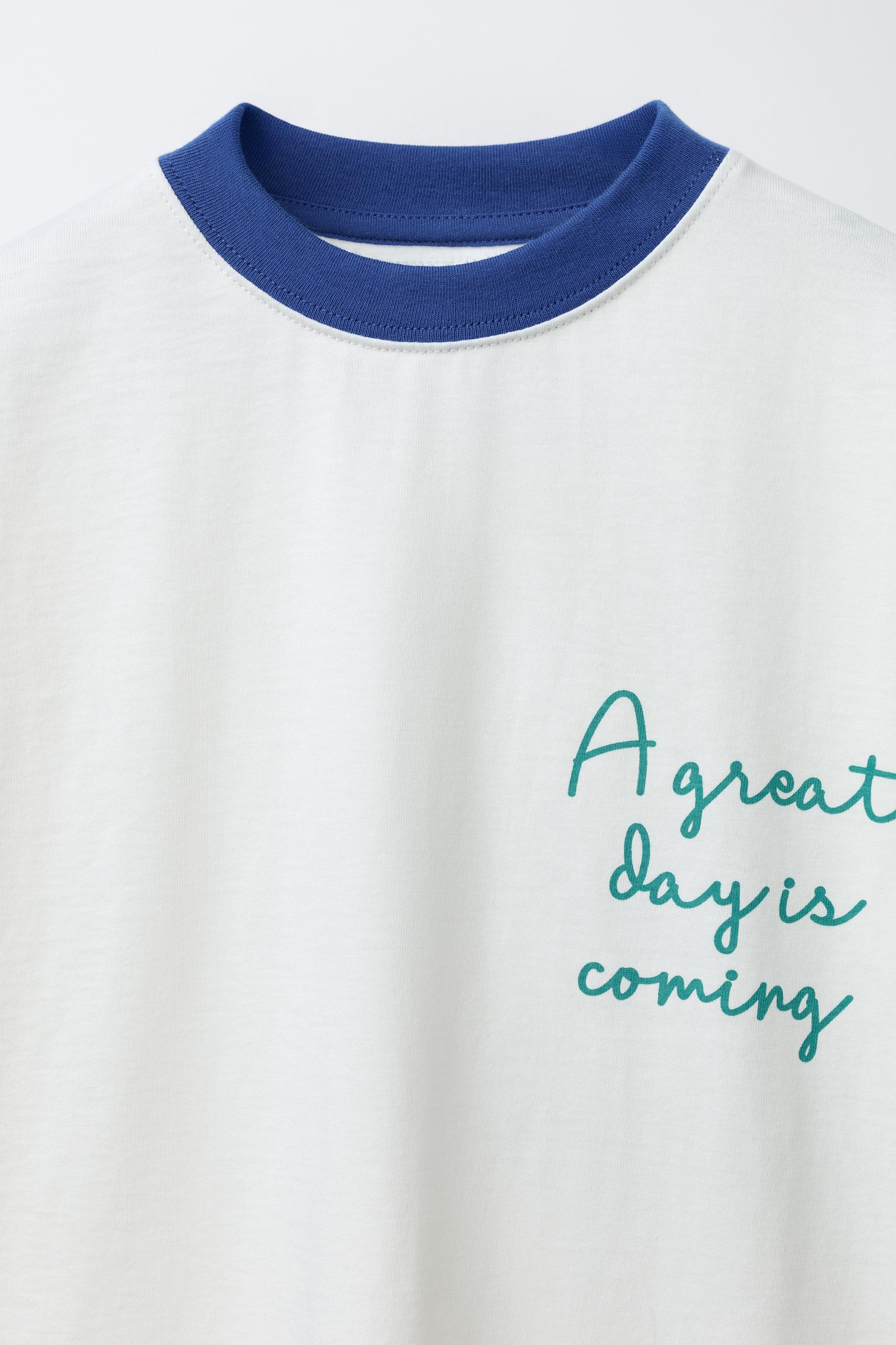 CONTRASTING SLEEVE TEXT T-SHIRT